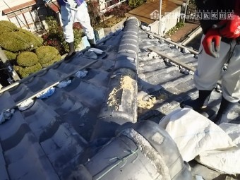 既存の瓦を撤去