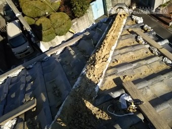 既存の瓦を撤去