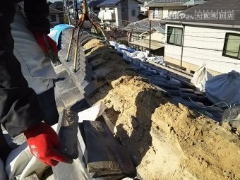 瓦の下の土を撤去