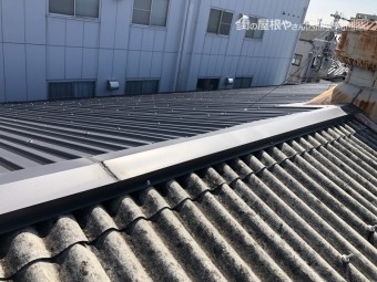 劣化した工場金属屋根