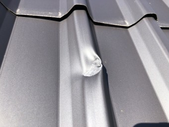 破損し穴の空いた金属屋根