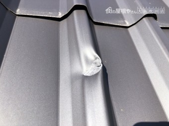 破損し穴の空いた金属屋根
