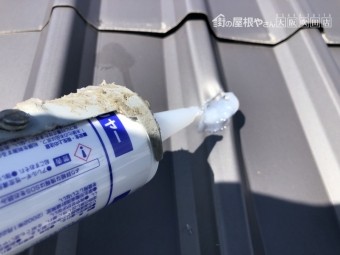 破損し穴の空いた金属屋根をコーキング補修