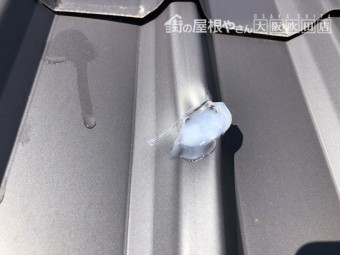 破損し穴の空いた金属屋根をコーキング補修