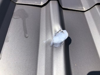 破損し穴の空いた金属屋根をコーキング補修