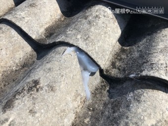 破損し穴の空いた金属屋根をコーキング補修