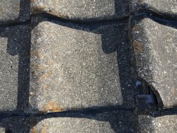 瓦がひび割れ