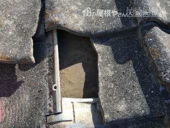 瓦が割れています