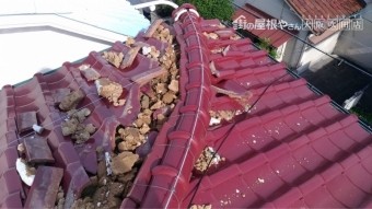 震災後の棟の歪みと崩れ