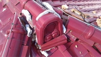 震災後の鬼瓦周りの漆喰の剥がれと崩れ