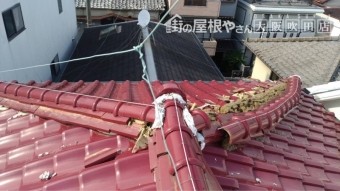 震災後の棟の歪みと崩れ