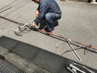 撤去したアンテナを解体する作業員