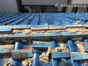 地震の揺れでズレが生じた大棟