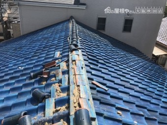 地震の揺れでズレが生じた大棟