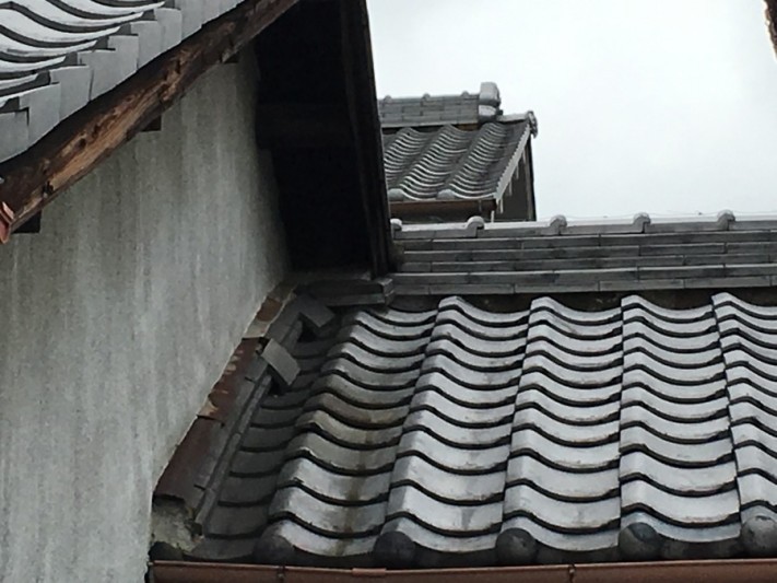 壁際の瓦のズレ