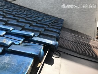 地震の揺れでズレが生じた瓦屋根