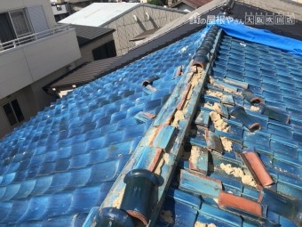 地震の揺れでズレが生じた大棟