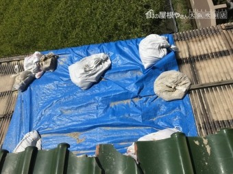 台風で被災した屋根をブルーシートで養生