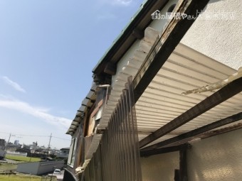 台風で被災したポリカ屋根