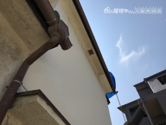 台風により雨染みが発生した軒先