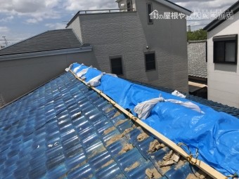 震災でズレた瓦をブルーシートで養生カバー