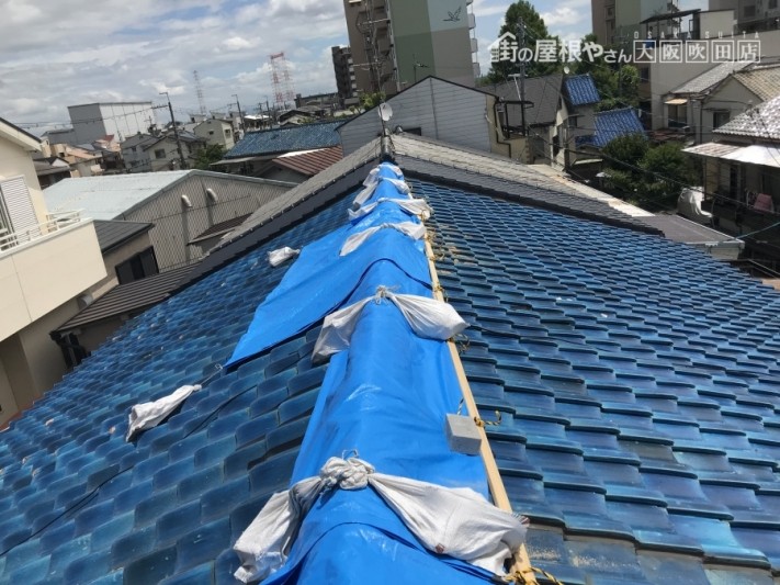 震災でズレた瓦をブルーシートで養生カバー