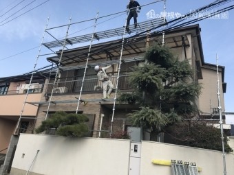 足場を組み立てる職人