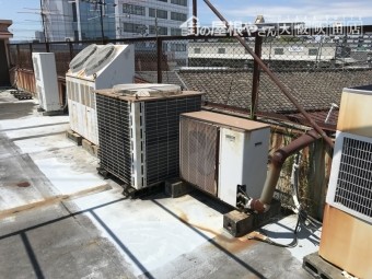 屋上の劣化した室外機