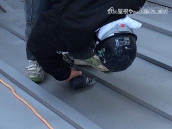 瓦棒屋根カバー工法ビス留め