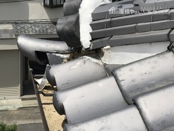 地震による熨斗瓦のズレと漆喰剥がれ