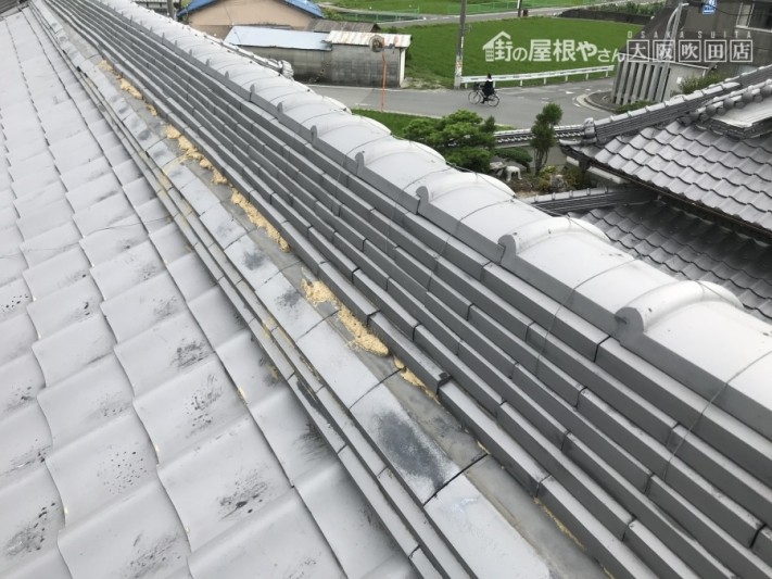 地震の揺れで大棟の歪み