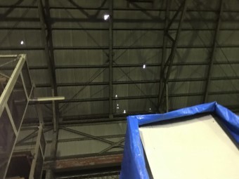 工場屋根穴あき