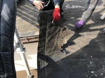 古い屋根材を剥がす
