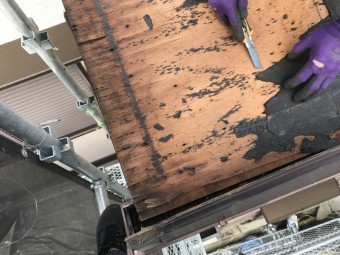 古い屋根材を剥がす