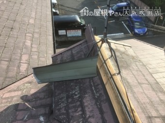 めくれて一部折れた棟板金