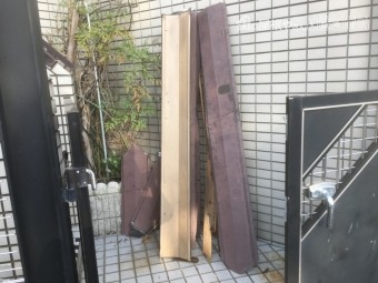 立てかけられた剥がれた大棟板金
