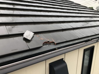台風の強風で隣家に瓦がぶつかり屋根が破損