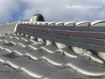 棟瓦が歪んでいる様子