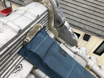 台風で倒壊した瓦屋根を防水シートで養生