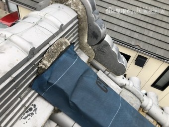 台風で倒壊した瓦屋根を防水シートで養生