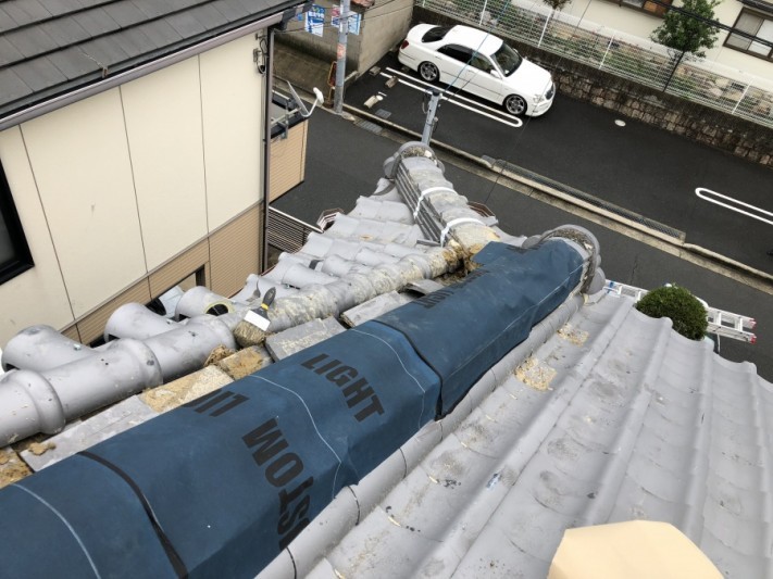 台風で倒壊した瓦屋根を防水シートで養生