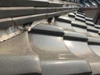 のし瓦下に詰めている漆喰の劣化とはがれ