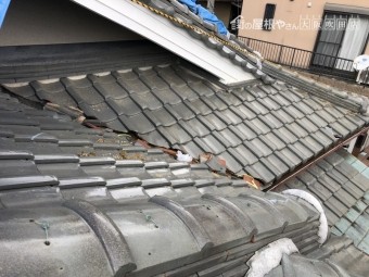 地震で崩れた瓦屋根