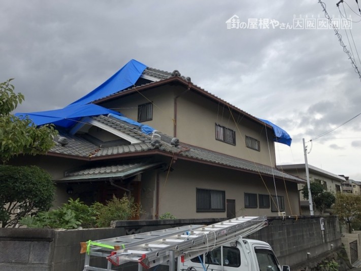 ブルーシート養生した建物外観