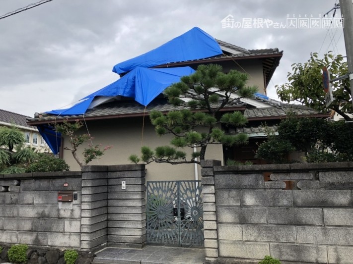 ブルーシート養生した建物外観