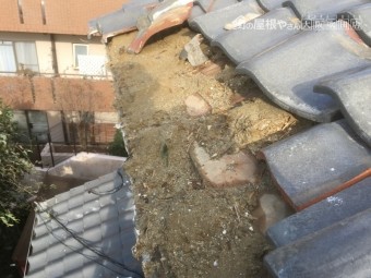 台風による軒先の瓦が飛散