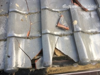 台風による軒先の瓦が飛散