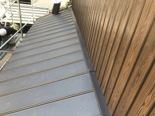 葺き替え後の下屋根と張替え後の外壁
