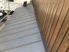 葺き替え後の下屋根と張替え後の外壁