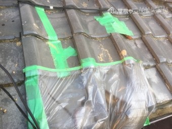 台風による軒先の瓦が飛散した箇所を養生